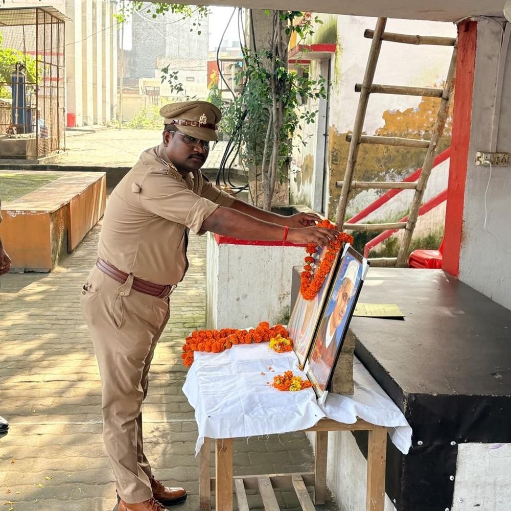 गांधी-शास्त्री जयंती पर पुलिस अधिकारियों ने किया माल्यार्पण:सत्य-अहिंसा और कर्तव्यनिष्ठा की शपथ दिलाई, कई कार्यक्रम हुए