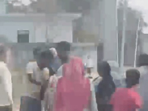 खेत में बकरी जाने पर विवाद, युवक ने बंदूक लहराई:बुलंदशहर में महिलाओं को धमकाने का आरोप, पुलिस ने जांच शुरू की
