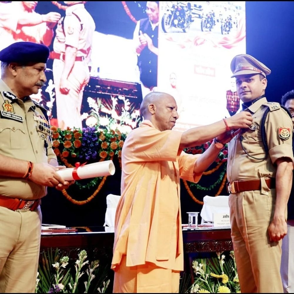एसपी अशोक कुमार मीणा को राष्ट्रपति वीरता पदक:सीएम योगी ने किया सम्मानित, शौर्य और उत्कृष्ट कर्तव्यनिष्ठा के लिए मिला सम्मान