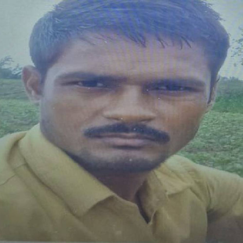 झांसी में खेत पर बेसुध मिले युवक की मौत:पत्नी और बच्चे के साथ कस्बे में रहता था, एक महीने से डिप्रेशन में चल रहे थे