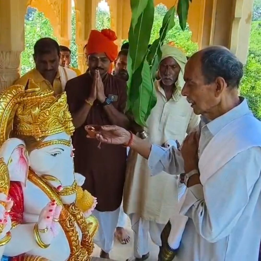 राजा भैया के घर पर गणेश प्रतिमा स्थापित:छोटे बेटे बृजराज सिंह ने किया पूजन, राजस्थान से मंगाई गई 5 क्विंटल की प्रतिमा