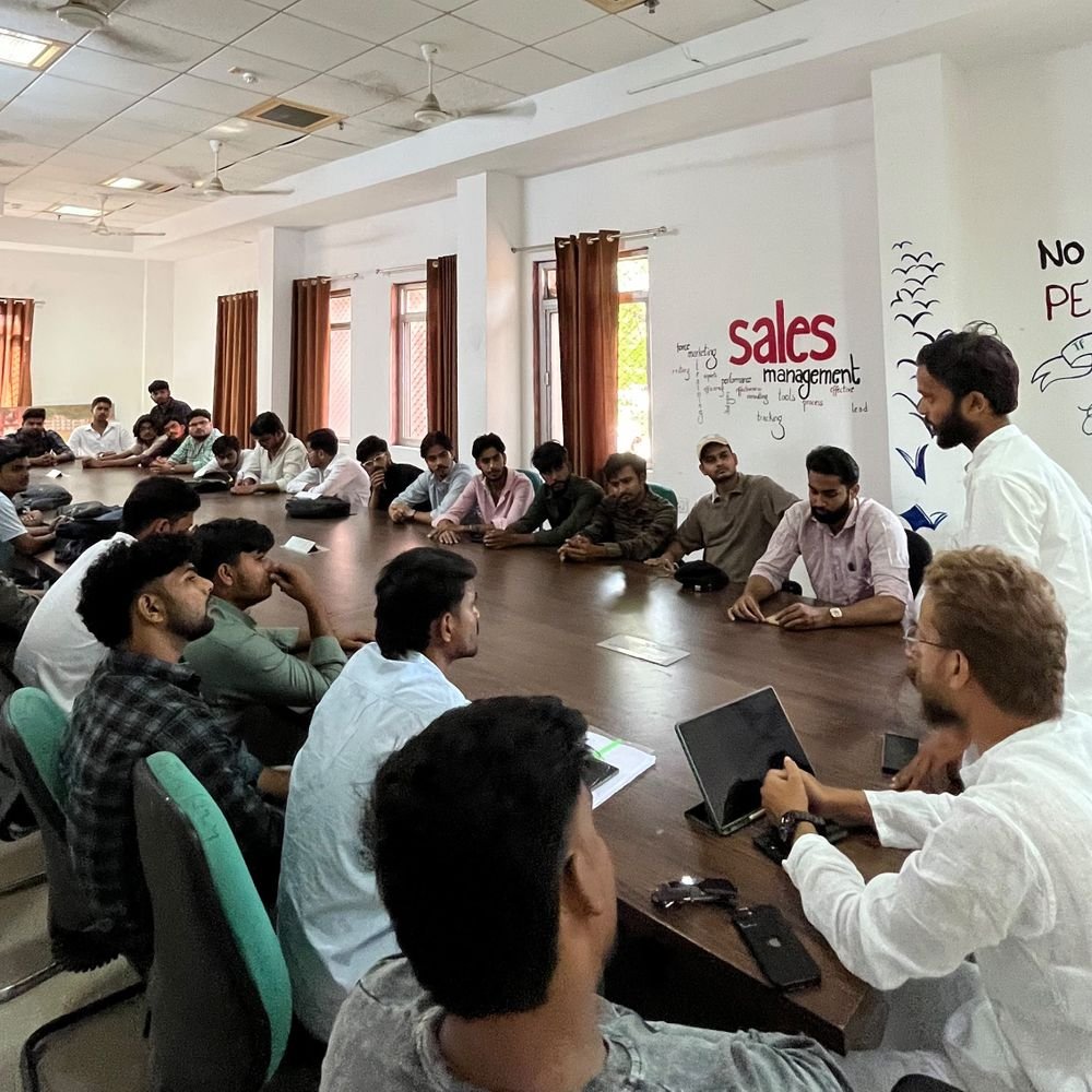 भाषा विश्वविद्यालय में एनएसयूआई की बैठक:आंबेडकर प्रतिमा संग बढ़े खेल बजट, फीस और छात्रवृत्ति पर हुई चर्चा