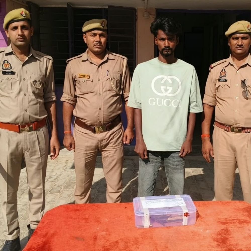 अमेठी में ऑपरेशन चक्रव्यूह: तमंचे-कारतूस के साथ आरोपी गिरफ्तार:गैंगस्टर समेत 5 मुकदमों में वांछित था आरोपी, पुलिस ने पकड़ा