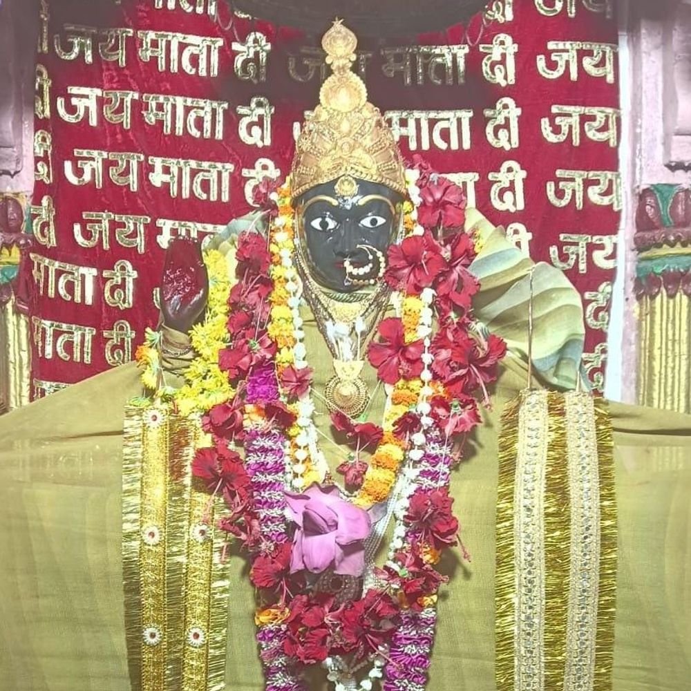 केराकत के काली मंदिर में उमड़े श्रद्धालु:पुष्पों और आभूषणों से माता का अलौकिक श्रृंगार, सुख-समृद्धि मांगी