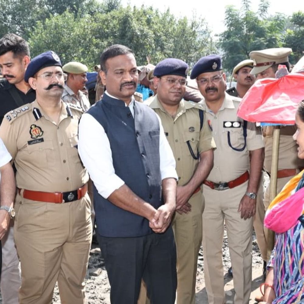 गाजियाबाद में पुलिस अफसरों ने बच्चों को बांटी मिठाई:पुलिस कमिश्नर ने महिलाओं से पूछा- राशन है या नहीं, 3000 गरीब लोगों को राशन सामग्री बांटी