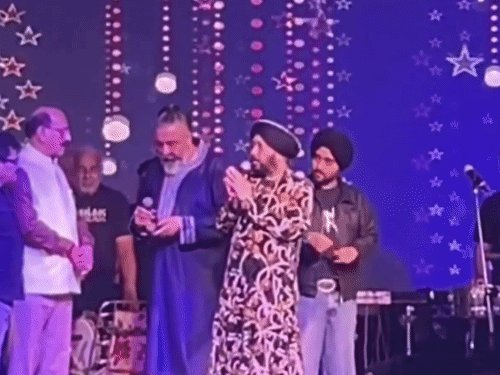 दलेर मेहंदी को अपमानित करने वाले मंत्री ने माफी मांगी:फोन पर की बात; परफॉर्मेंस रोककर कहा था, शराब पीकर गाना गा रहे हो