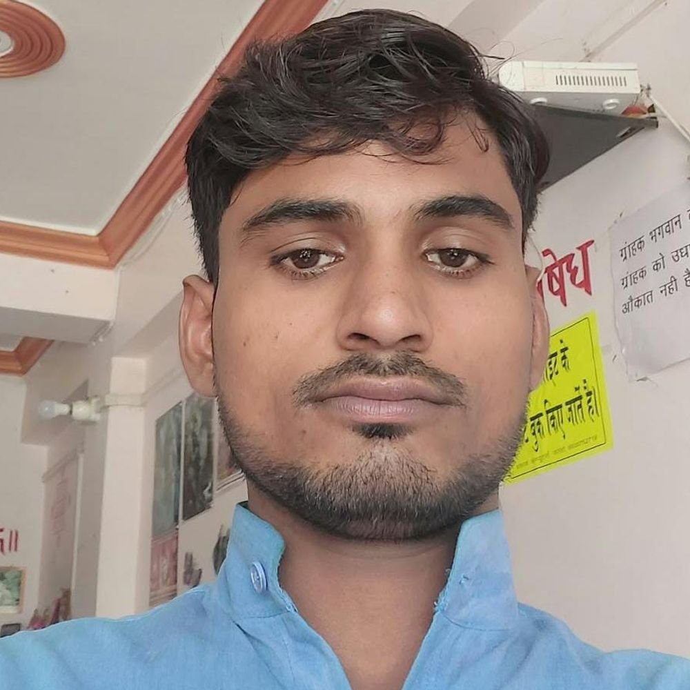 फतेहपुर में ट्रेन से कटकर फोटोग्राफर की मौत:औंग रेलवे स्टेशन के पास झाड़ियों में फंसा मिला शव, कानपुर से लौटते वक्त हुआ हादसा