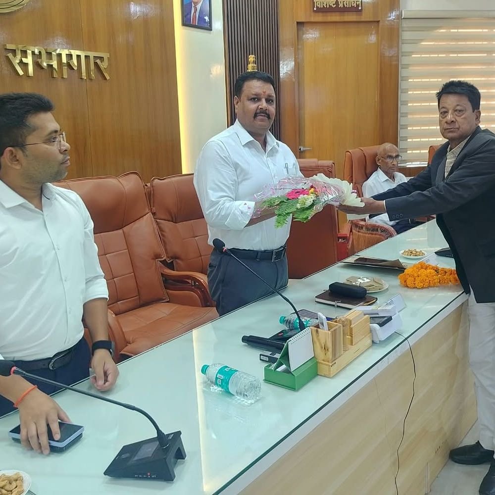 कलेक्ट्रेट बार एसोसिएशन के नवनिर्वाचित पदाधिकारियों ने ली शपथ:वीरेन्द्र नाथ मिश्र अध्यक्ष बने, प्रशासन-अधिवक्ताओं के बीच बेहतर तालमेल पर फोकस