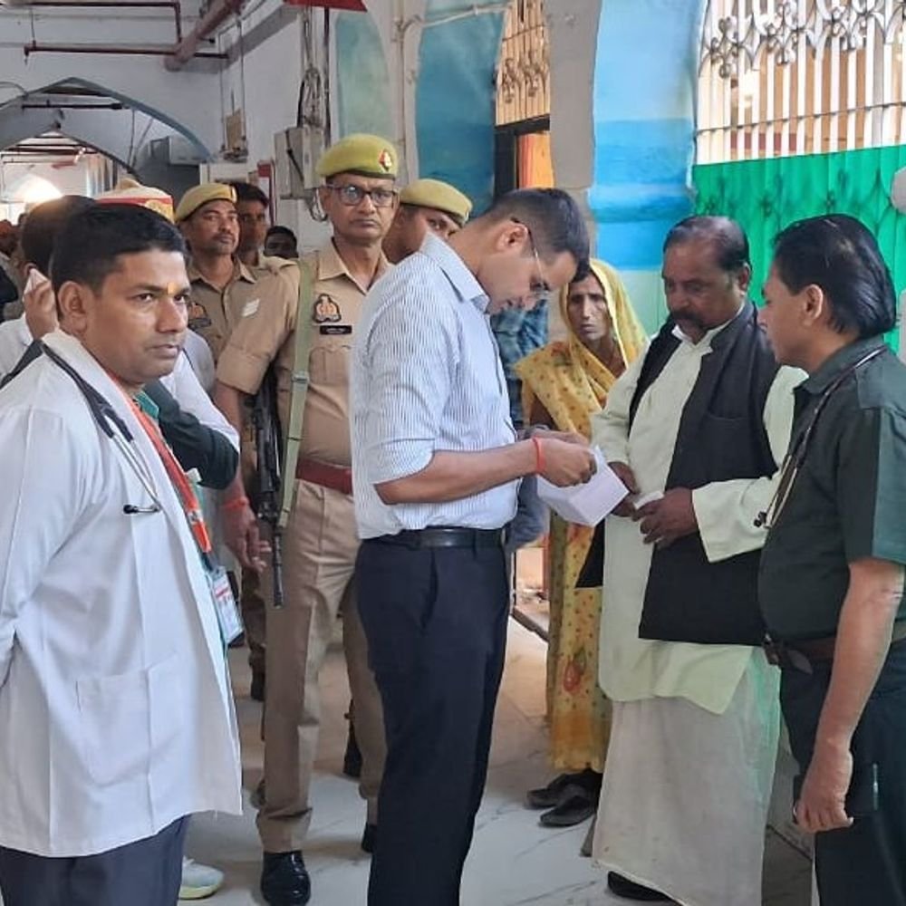 बलरामपुर डीएम ने अस्पताल में लापरवाही पर सख्त निर्देश दिए:मरीजों और तीमारदारों से सीधे बात कर जानी हकीकत, बोले- इलाज में कोताही बर्दाश्त नहीं