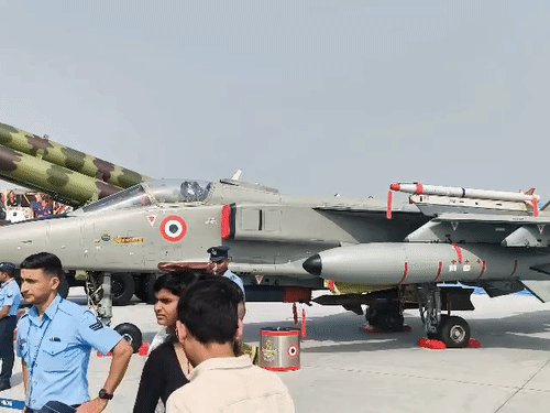 महिलाएं बोलीं- एयफोर्स के कार्यक्रम पहली बार देखे:राफेल और सुखोई के साथ सेल्फी ली, 9 वीं की छात्रा बोली पहली बार इतने विमान देखे