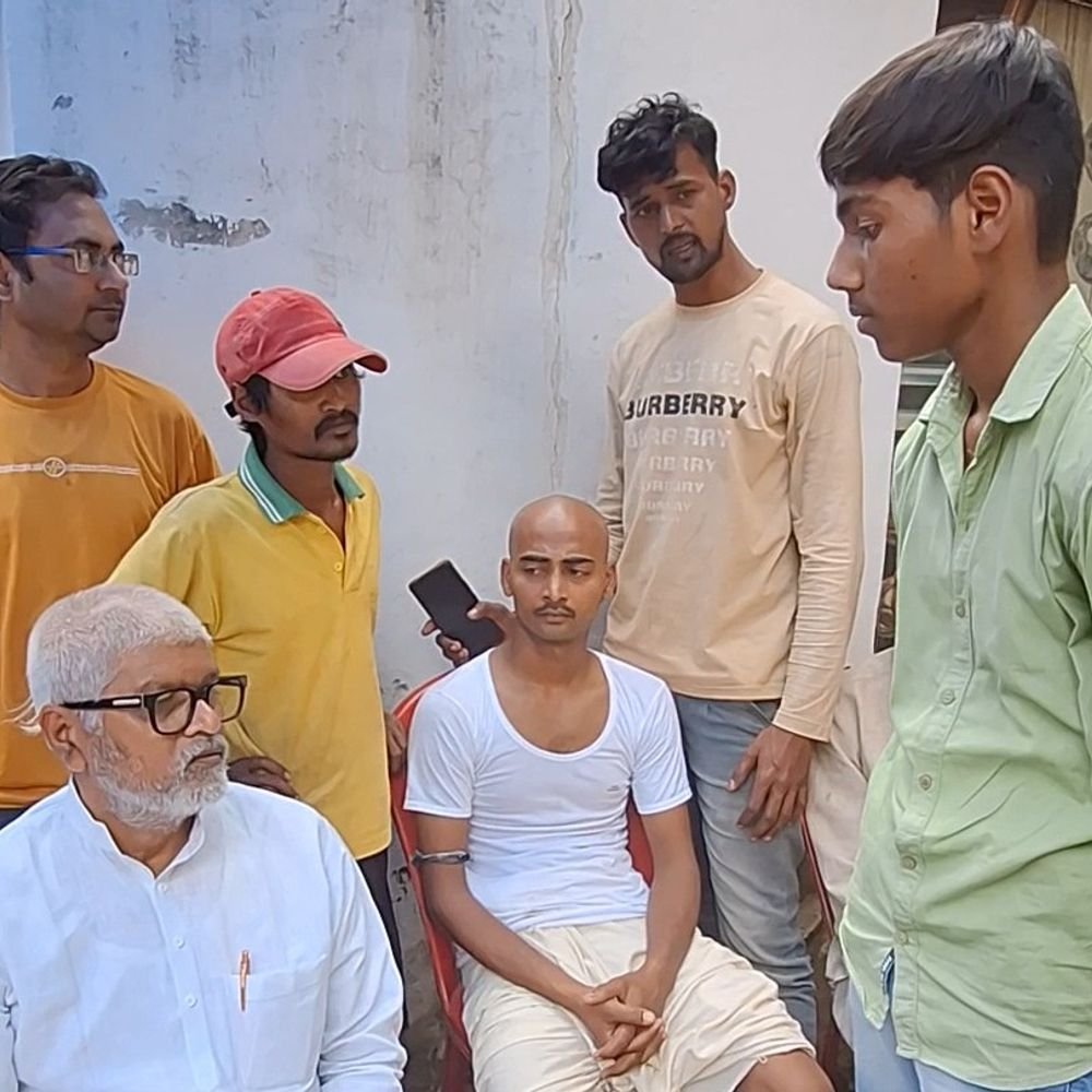 स्कूल के मैदान में करंट लगने से छात्र की मौत:एक महीने से टूटा था तार, परिजनों ने प्रबंधन पर लगाया लापरवाही का आरोप
