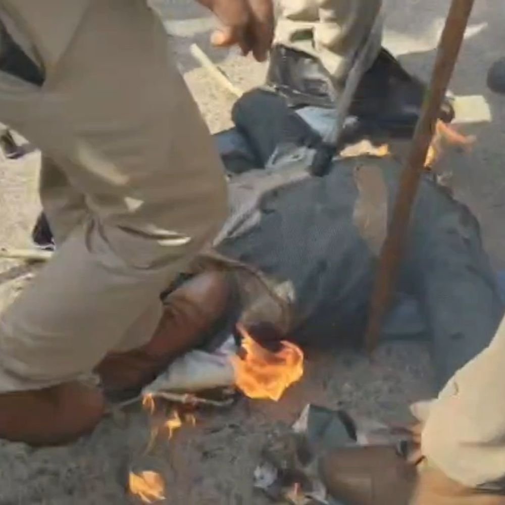 सपा का वोट बचाओ- संविधान बचाओ मार्च:महोबा में सपा का प्रदर्शन, पुलिस को चकमा देकर CEC ज्ञानेश कुमार का पुतला फूंका