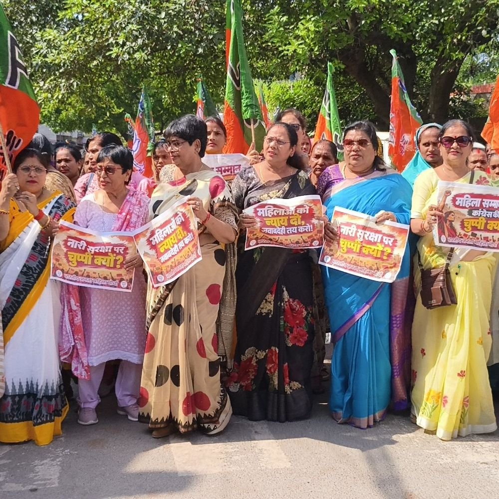 जेएनयू प्रोफेसर मामले पर भाजपा महिला मोर्चा का प्रदर्शन:राहुल गांधी और कांग्रेस के खिलाफ नारेबाजी, लखीमपुर खीरी में कांग्रेस कार्यालय छावनी में बदला