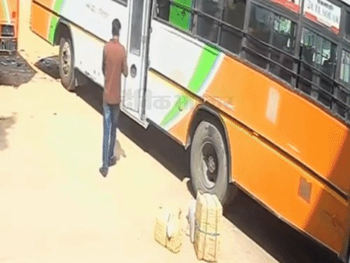 रोडवेज बस ने खड़ी स्कॉर्पियो को टक्कर मारी:पार्सल कर्मचारी ने जान से मारने के प्रयास का आरोप लगाया, CCTV