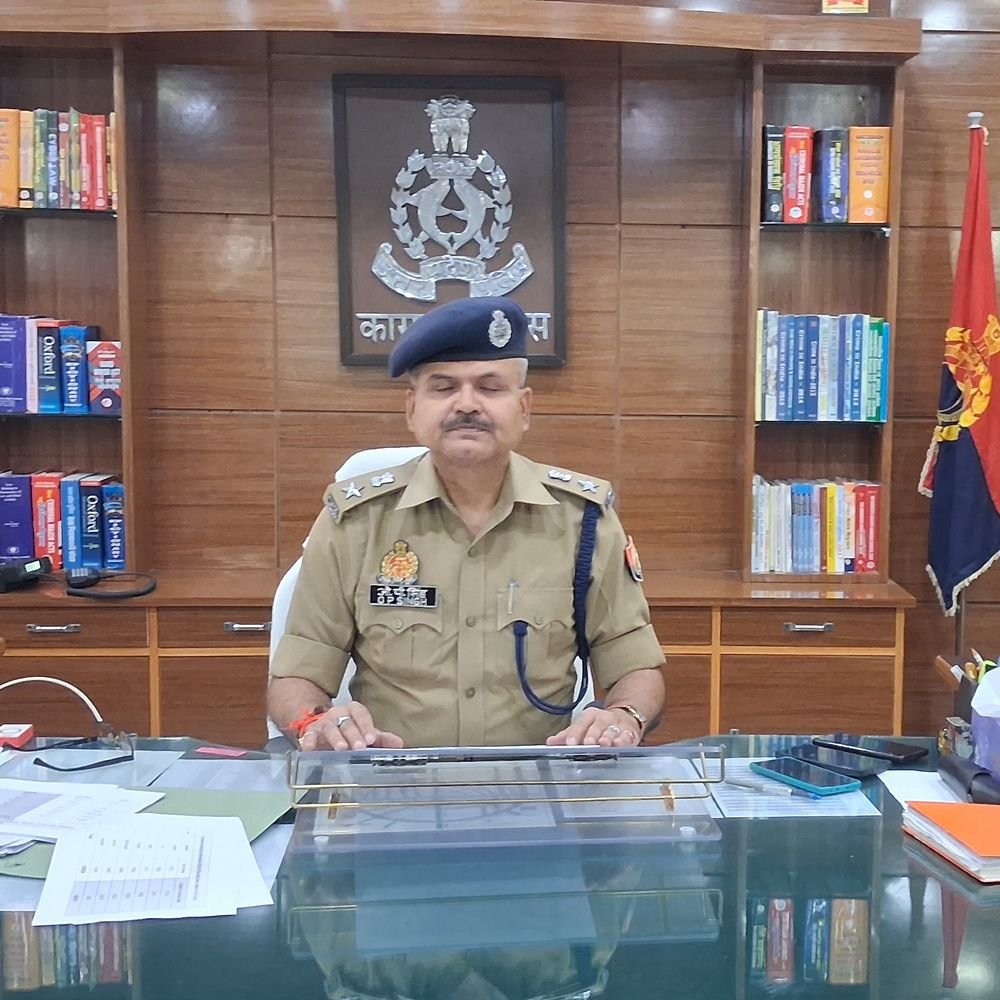 कासगंज में दीपावली पर पुलिस का विशेष अभियान:पटाखों की दुकानों, गोदामों और अवैध आतिशबाजी की होगी जांच; स्निफर डॉग और अग्निशमन विभाग भी अलर्ट