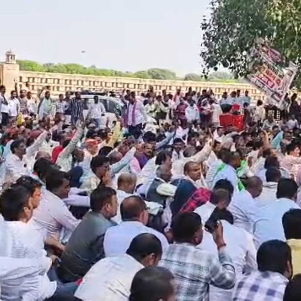 अयोध्या में 95 साधन सहकारी समितियों पर लटके ताले:रबी की बोआई के बीच सहकारी समितियों पर तालाबंदी, खाद-बीज के संकट की आशंका