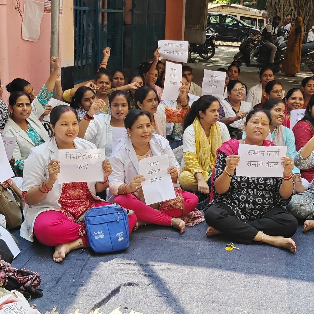 नर्सिंग अलाउंस की मांग को लेकर मेडिकल कॉलेज में प्रदर्शन:समान काम-समान वेतन और नियमितीकरण की मांग पर अनिश्चितकालीन हड़ताल का ऐलान