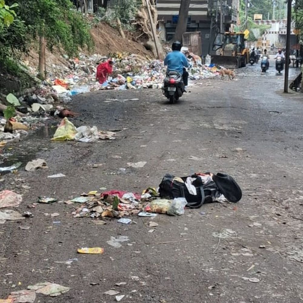 राजकीय कॉलेज की सड़क से नगर निगम ने कूड़ा हटवाया:अवैध पार्किंग से छात्र-शिक्षक परेशान, स्थायी समाधान की मांग