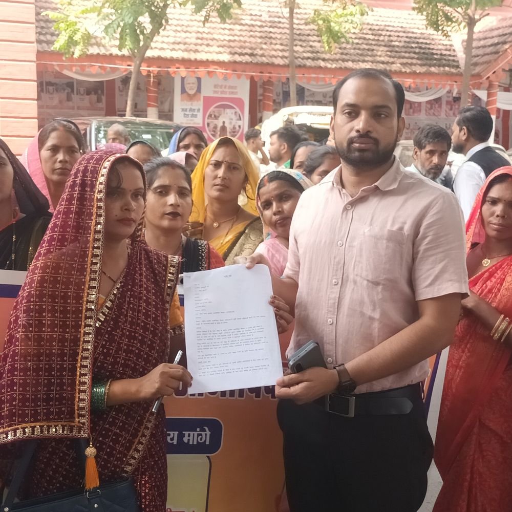 जौनपुर में आजीविका सखियों ने मानदेय बढ़ाने की मांग:डीएम को ज्ञापन सौंपा, ₹15000 मानदेय और टैबलेट समेत 5 सूत्रीय मांगें रखीं