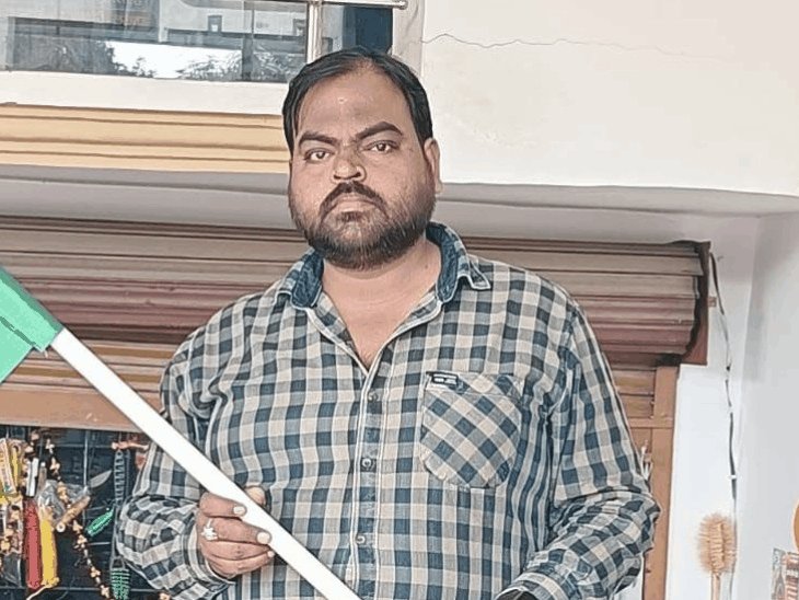 युवक ने सिर में रिवॉल्वर गोली मारकर सुसाइड किया:लखनऊ में फायरिंग की आवाज सुनकर परिजन कमरे में पहुंचे, इलाज के दौरान तोड़ा दम