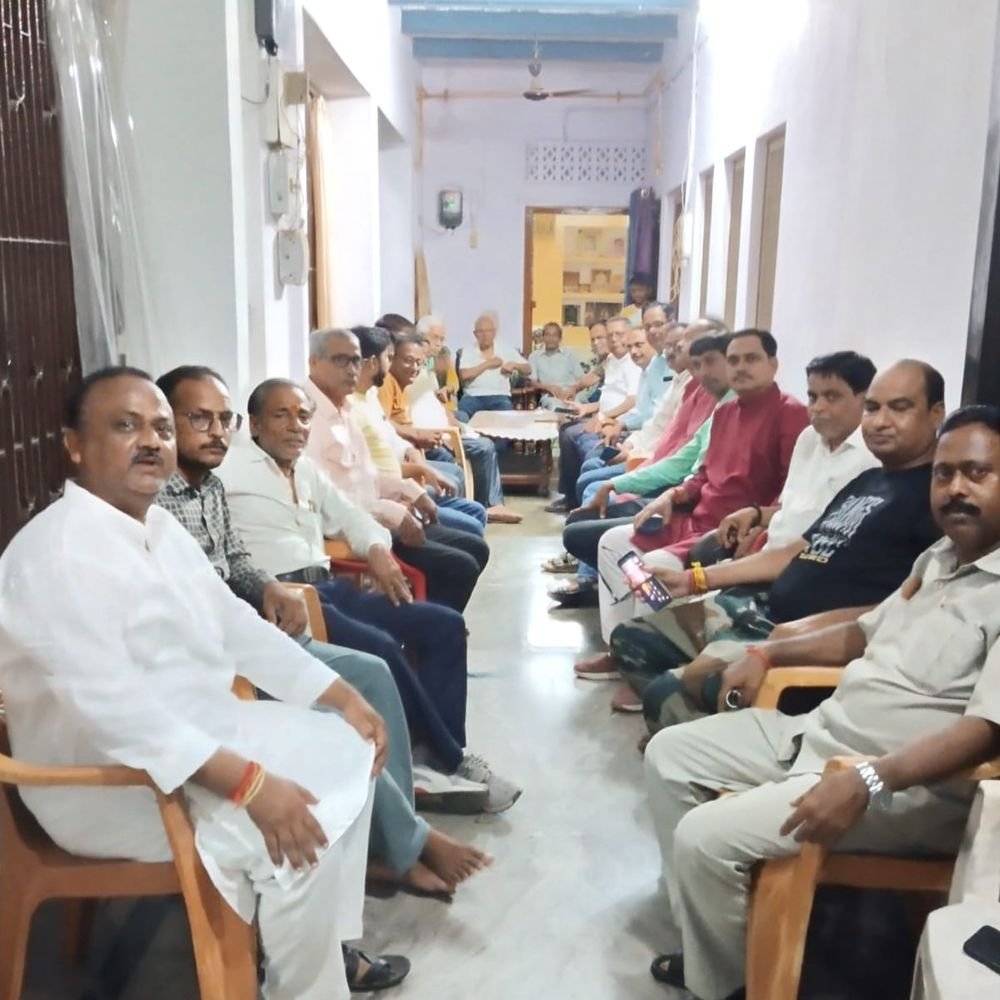 श्री चित्रगुप्त भगवान पूजन महासमिति की बैठक:जौनपुर में 11 नवंबर को बारीनाथ मठ से रूहट्टा तक निकलेगी शोभायात्रा