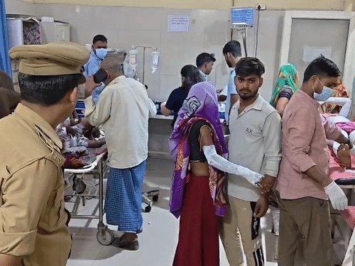 भंडारे में खीर ले जा रहे परिवार का ई-रिक्शा पलटा:पांच बच्चों समेत 10 लोग झुलसे, DM-SSP ने अस्पताल पहुंचकर जाना हाल