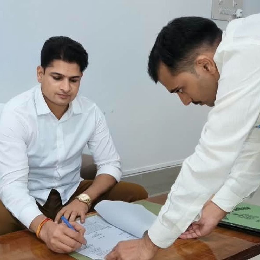केंद्र संचालक को गिराकर स्कूटी लूटी:डिग्गी में रखे थे 1.50 लाख रुपए, 3 बदमाशों ने दिया वारदात को अंजाम