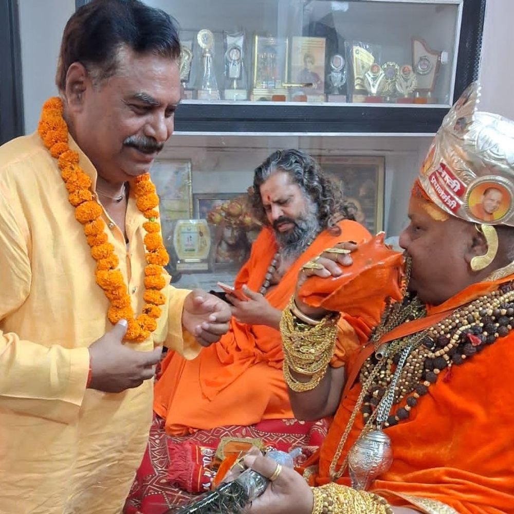 औरैया में पहुंचे गोल्डन बाबा का स्वागत:नशामुक्ति की अपील, प्रदेशव्यापी भ्रमण मुहिम से जुड़े लोग