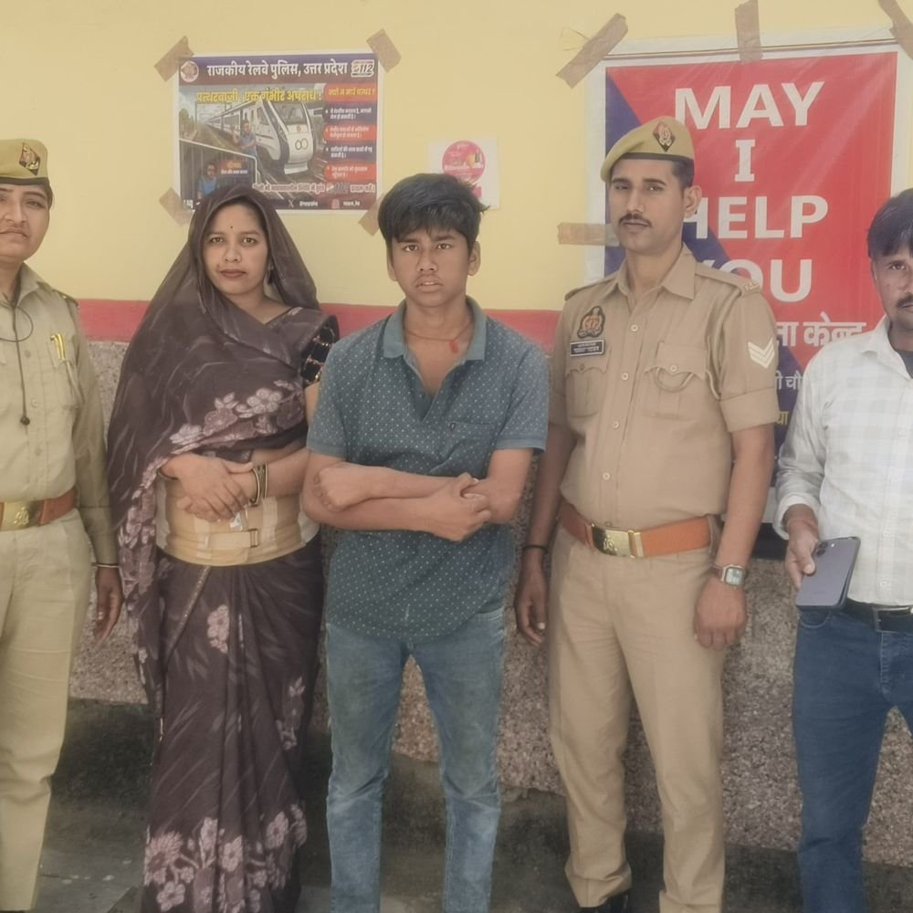 PET परीक्षा की चेकिंग में GRP ने किशोर को पकड़ा:घर से नाराज होकर भागा था, स्टेशन पर परिजनों को सौंपा गया