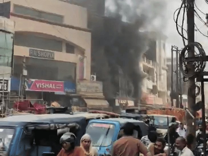 नोएडा में बैंक एटीएम में लगी आग:शॉट सर्किट बताई गई वजह, 30 मिनट में पाया काबू, बैंक के दस्तावेज सुरक्षित