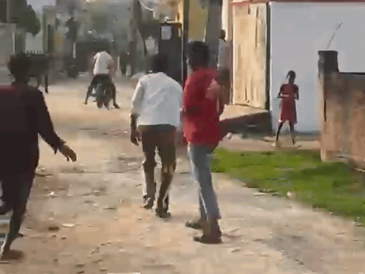 बीमार बकरी लौटाने को लेकर चले ईंट पत्थर:लखनऊ में पिता-पुत्र को मारकर सिर फोड़ा, बचाने आए बेटे को भी पीटा