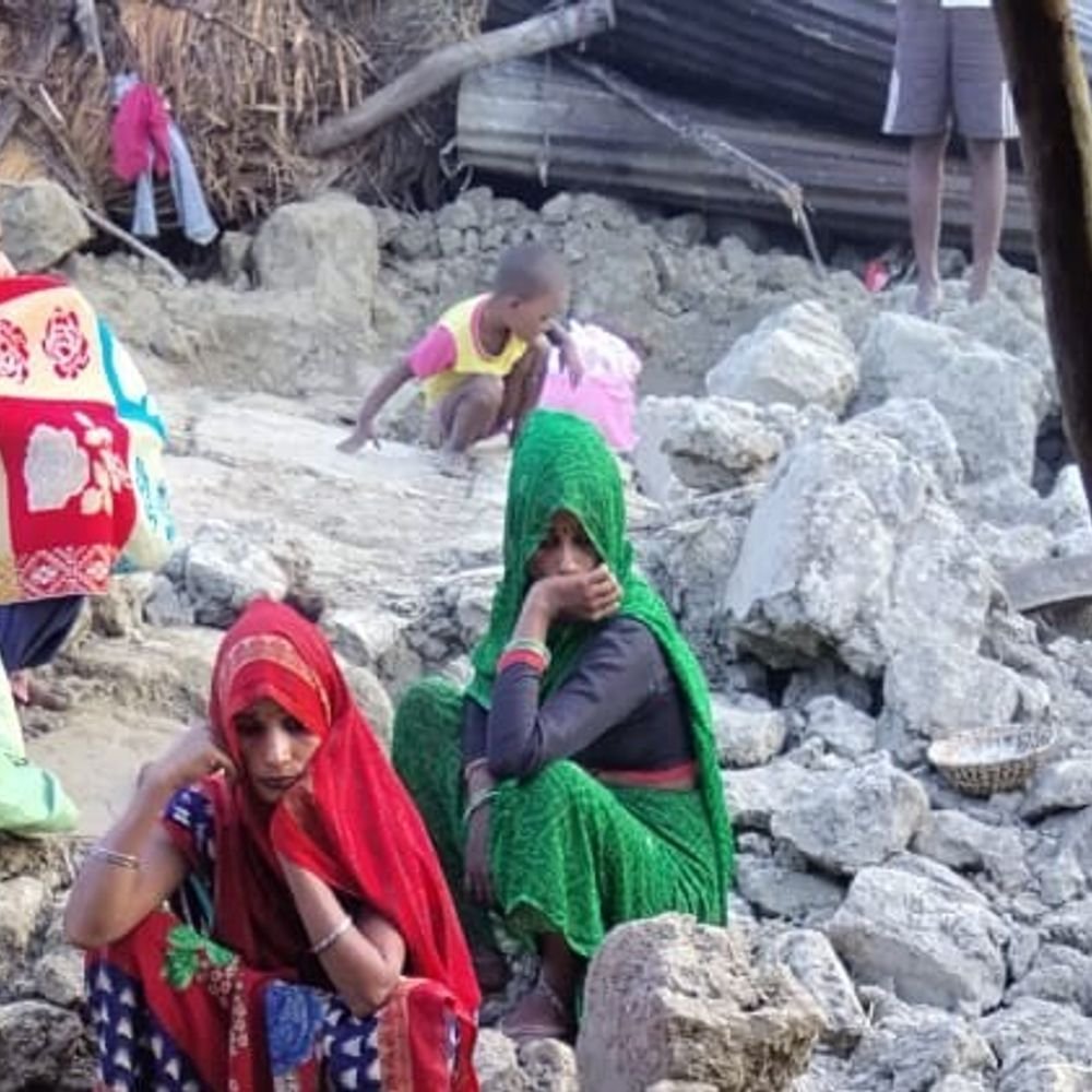 सीतापुर में कच्ची दीवार गिरी, मलबे में दबकर युवक घायल:एक बकरा और बछड़े की मौत, लेखपाल ने नुकसान का आकलन किया