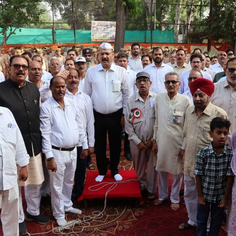 गांधी जयंती पर डीएम के नेतृत्व में निकली प्रभात फेरी:मेरठ में शहीद स्मारक पर दी श्रद्धांजलि, कलेक्ट्रेट में हुई विचार गोष्ठी