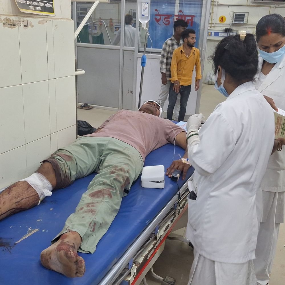 देसी शराब के ठेके के पास फायरिंग, दो युवक घायल:क्रिकेट खेलकर लौटते समय विवाद, एक के पैर-कान और दूसरे के सीने में लगी गोली