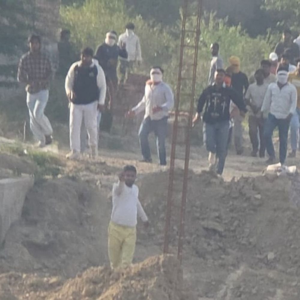 20 लाख की रंगदारी नहीं दी तो प्लॉट पर फायरिंग:ईंटों के पीछे छिपकर बचाई जान, मथुरा में 10-15 लोग हथियार लेकर पहुंचे