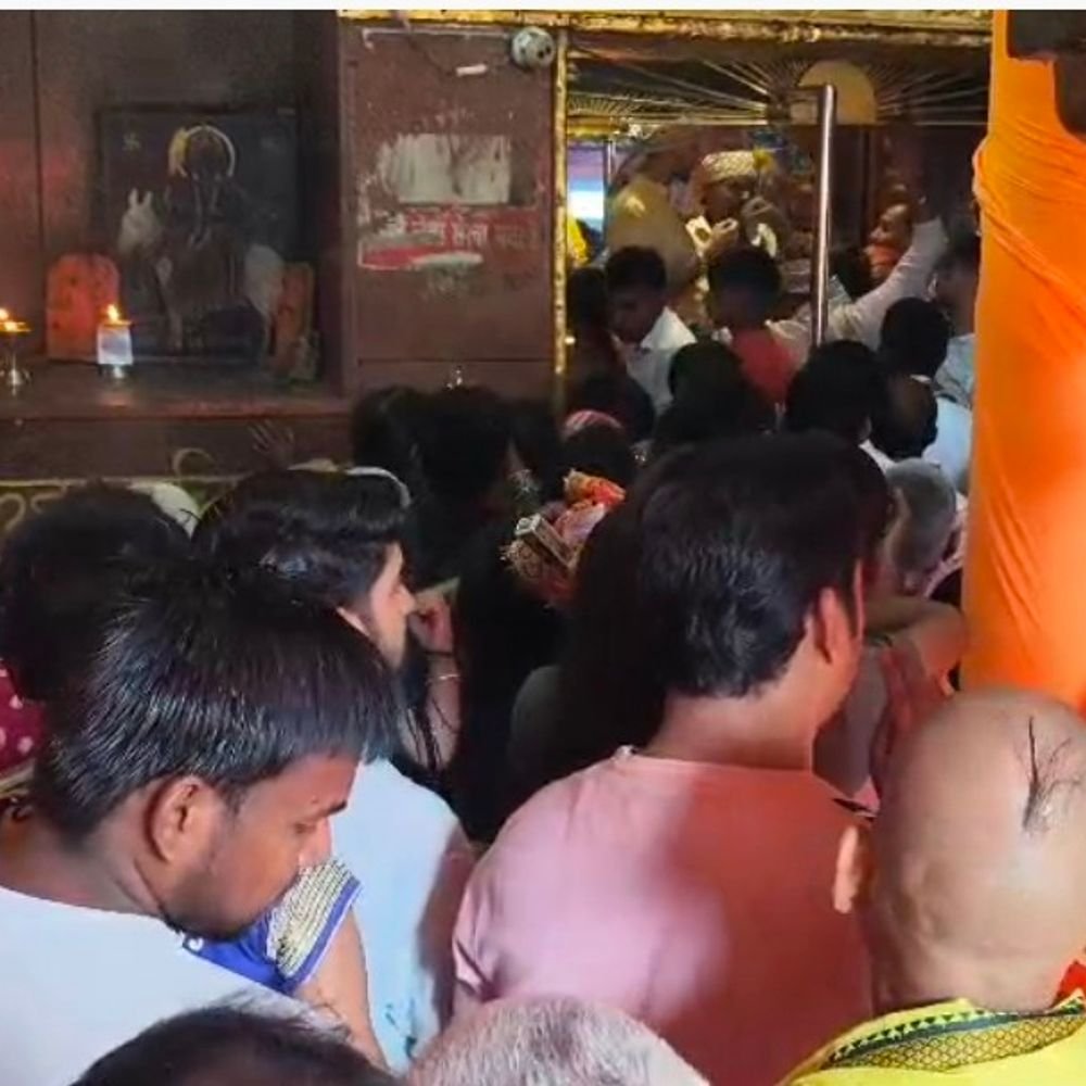 कड़ाधाम में मां शीतला के दर्शन को उमड़ी भीड़:कौशांबी में भक्तों ने नारियल-चुनरी चढ़ाकर मांगी मन्नतें, सुरक्षा के लिए पुलिस बल तैनात