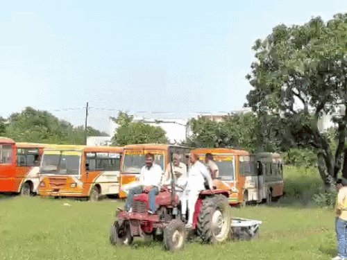 मेरठ में किसानों ने MDA की जमीन पर लिया कब्जा:ट्रैक्टर से की जुताई बोले- रूका हुआ प्रतिकर नहीं मिलने तक नहीं छोडेंगे अपने खेत