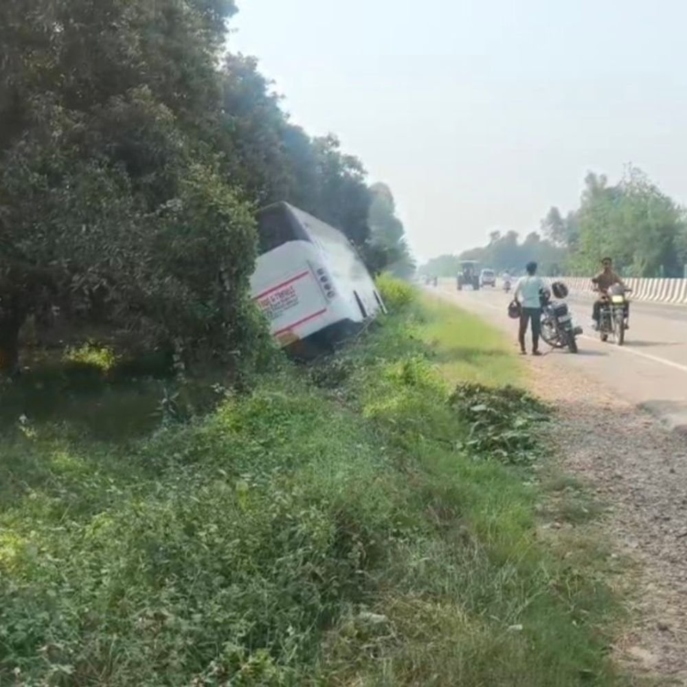 सहारनपुर में टूरिस्ट बस बेकाबू होकर झाड़ियों में उतरी:ड्राइवर को नींद की झपकी आने से हुआ हादसा, सभी यात्री सुरक्षित