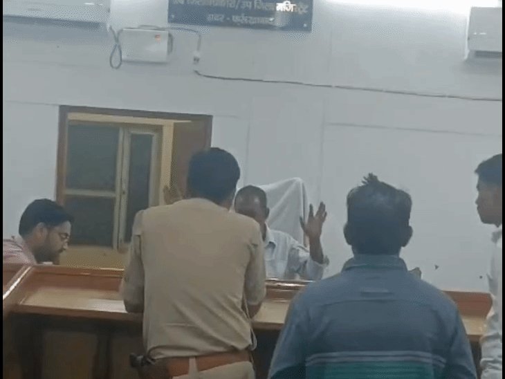 एसडीएम कोर्ट में न्यायिक कुर्सी पर बैठा व्यक्ति:डीएम ने दिए जांच के निर्देश, वकील की ड्रेस में था