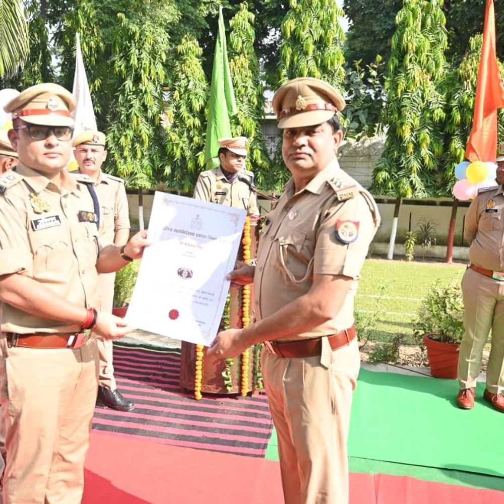 सहारनपुर पुलिस ने गांधी-शास्त्री जयंती पर फहराया तिरंगा:SSP ने ली एकता-अखंडता की शपथ, पुलिसकर्मियों को बांटी मिठाई