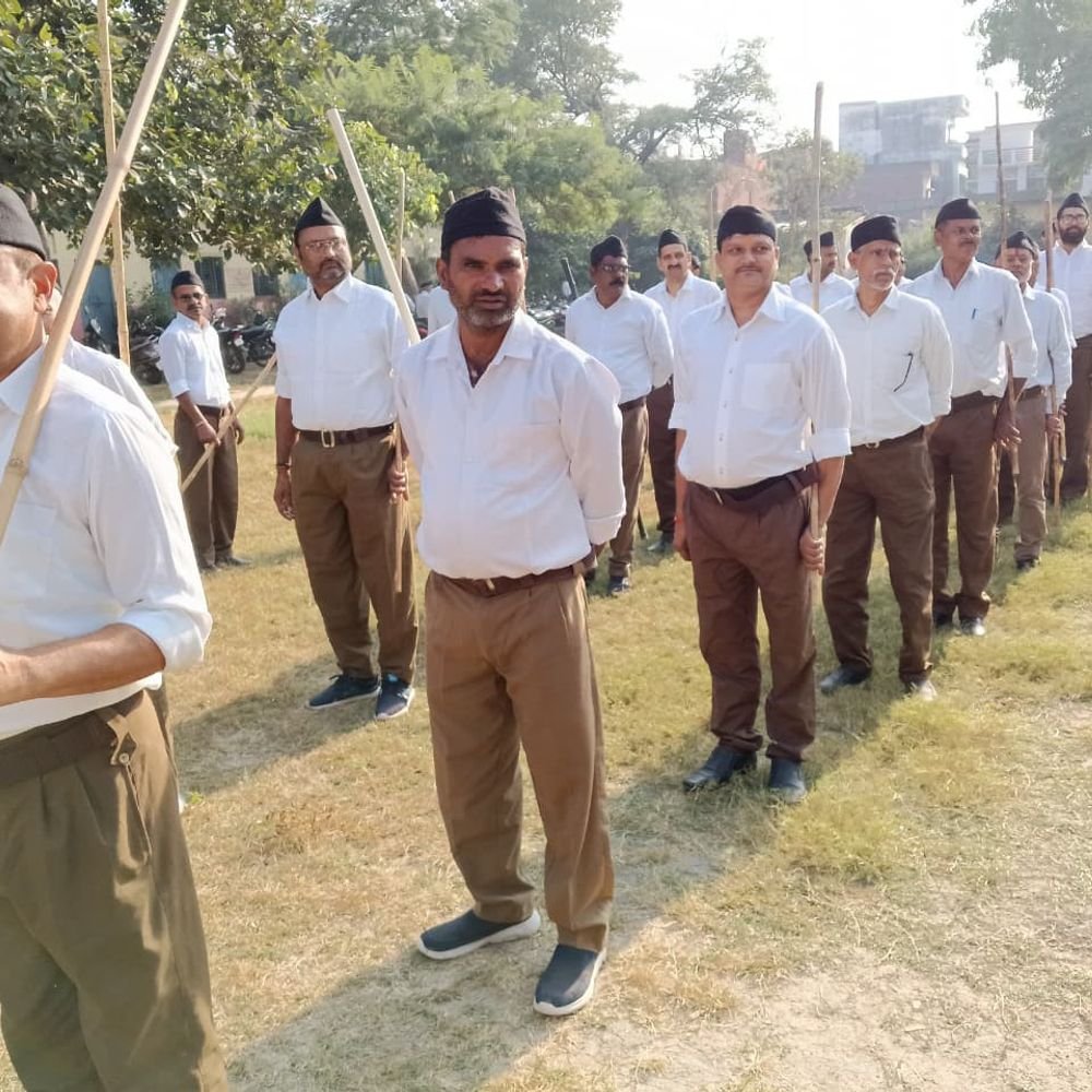 जालौन में विजयादशमी पर RSS ने निकाला भव्य पथ संचलन:कदमताल करते निकले स्वयंसेवक, दिया एकजुटता का संदेश