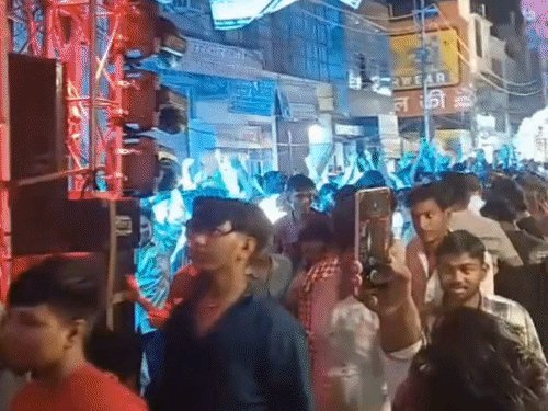 शहर में धूमधाम से निकली शिव बारात:फर्रुखाबाद में काली अखाड़े के हैरतअंगेज करतबों ने मोहा मन