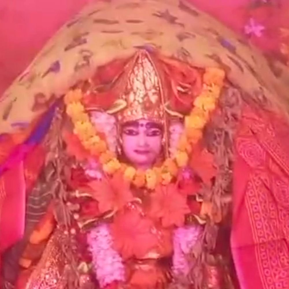 बलिया के मंदिरों में सुबह से लगी भक्तों की कतार:मां मंगला भवानी से मां शांकरी भवानी मंदिर तक दर्शन-पूजन का सिलसिला जारी
