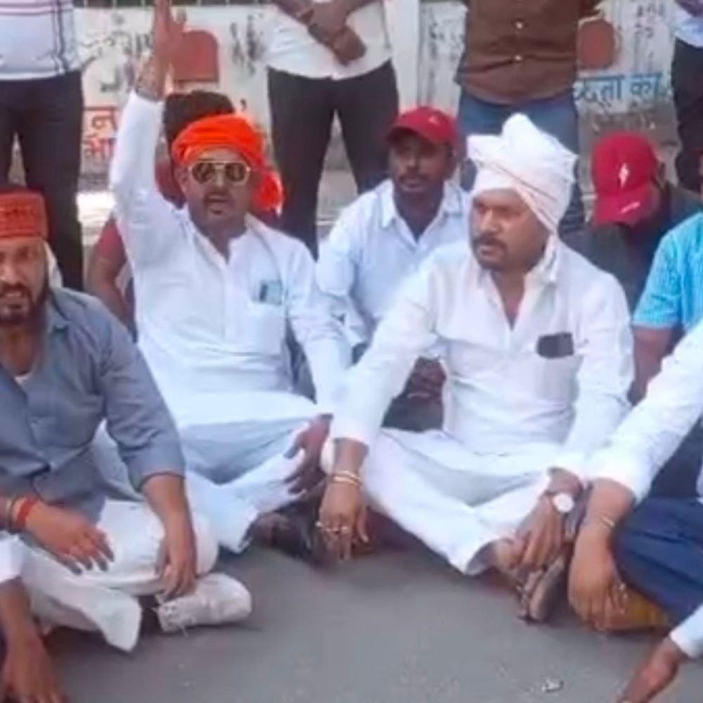 बलिया में महाराणा-प्रताप की प्रतिमा से तिरपाल हटाने की मांग:छात्र नेताओं ने कलक्ट्रेट में प्रदर्शन कर DM को सौंपा ज्ञापन, 7 दिन का अल्टीमेटम