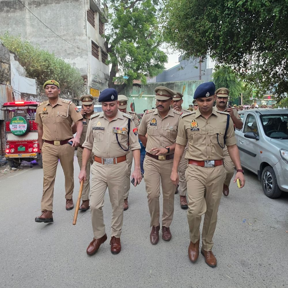 संभल में त्योहारों से पहले SP-ASP की फुट पेट्रोलिंग:संवेदनशील इलाकों में 4 किमी पैदल मार्च, असामाजिक तत्वों पर पैनी नजर