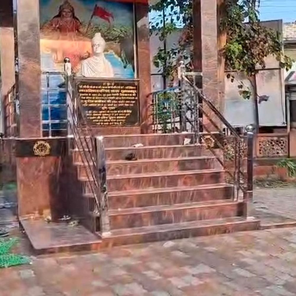 यूट्यूबर के प्रदर्शन में महापुरुषों की प्रतिमाओं का अपमान:जूते-चप्पल पहनकर तोड़फोड़ की, भारत विकास परिषद ने FIR की मांग की
