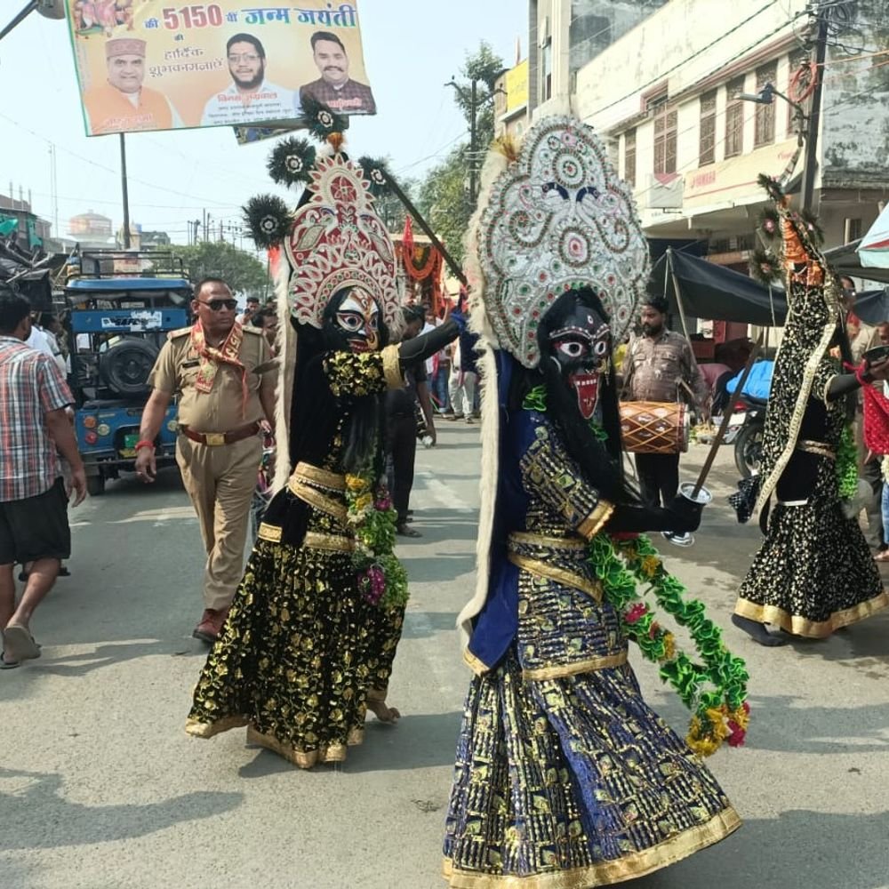 कासगंज में बाबा नीम करोरी महाराज की भव्य शोभायात्रा निकली:प्रभु पार्क से शुरू हुई यात्रा, पथवारी माता मंदिर में विराजमान होंगी चरण पादुका