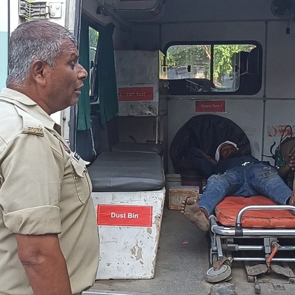 बंद रेलवे फाटक से टकराई तेज रफ्तार बाइक, युवक गंभीर:कानपुर में ट्रेन की चपेट में आने से बचा; स्टंटबाजी के दौरान हादसा हुआ