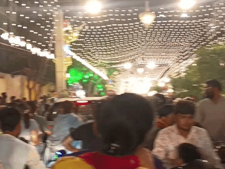 आगरा के जनकपुरी में लगा भीषण जाम:सीता डोला यात्रा के दौरान दर्शनार्थी फंसे, 2 मिनट का रास्ता 45 मिनट में हुआ तय