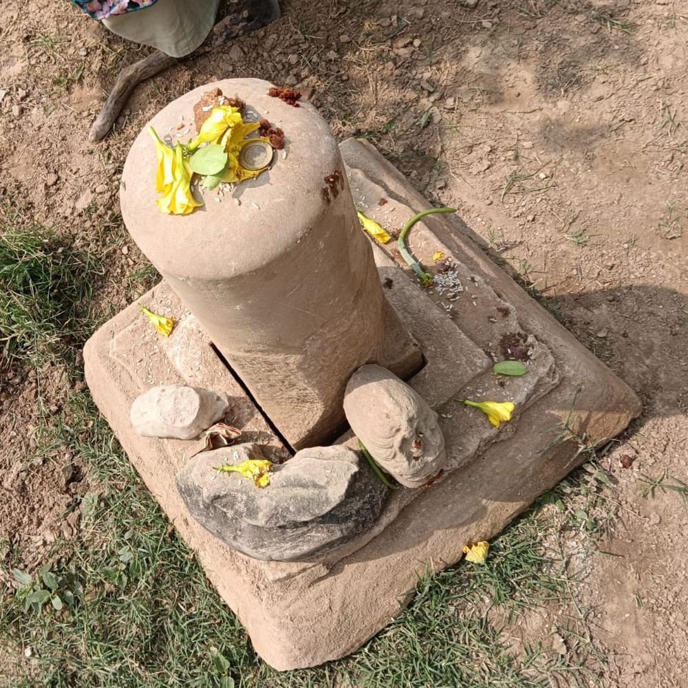 कानपुर में मजार की दीवार गिरी, मलबे में मिला शिवलिंग:माता गौरी की प्रतिमा के भी अवशेष मिले, ग्रामीणों का दावा- मुगलकाल में बनी थी